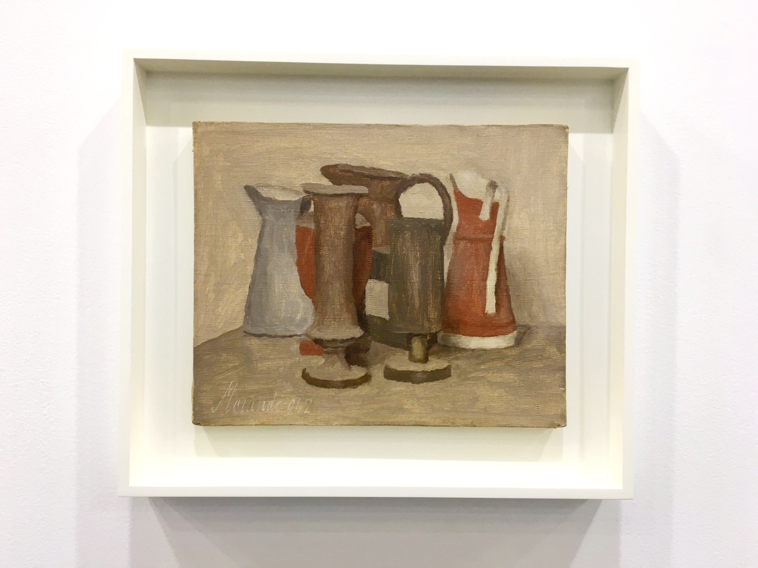 莫蘭迪的畫作大多都會疊上一層白色，將之與紅、綠、藍等色，依照不同比例調和成各種色階的低飽和的灰色調