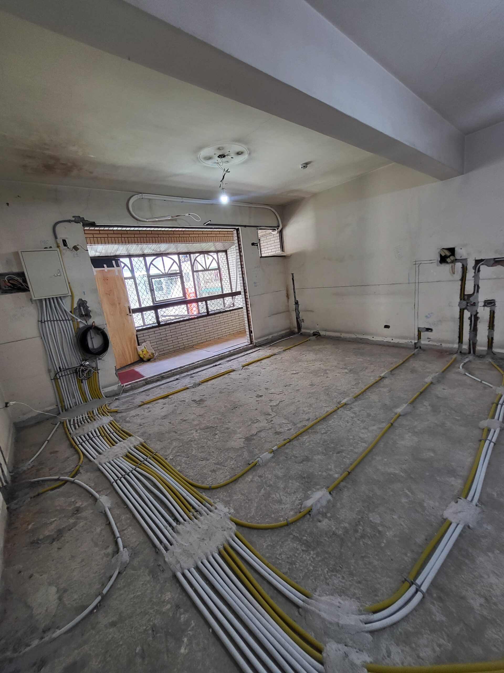 老屋翻修基礎工程最重要,基礎工程可以強化房屋的安全、防水、耐用性,項目包含水電管線更新、鋁門窗更新、泥作、加強安全結構等,每坪費用至少7萬起跳,建議保留50`65%的預算在基礎工程上