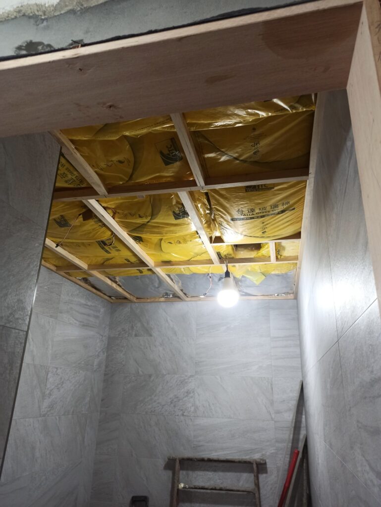 高性能綠建材能克服傳統建材、建材組件的性能缺陷問題,常見建材如隔音板、節能玻璃等