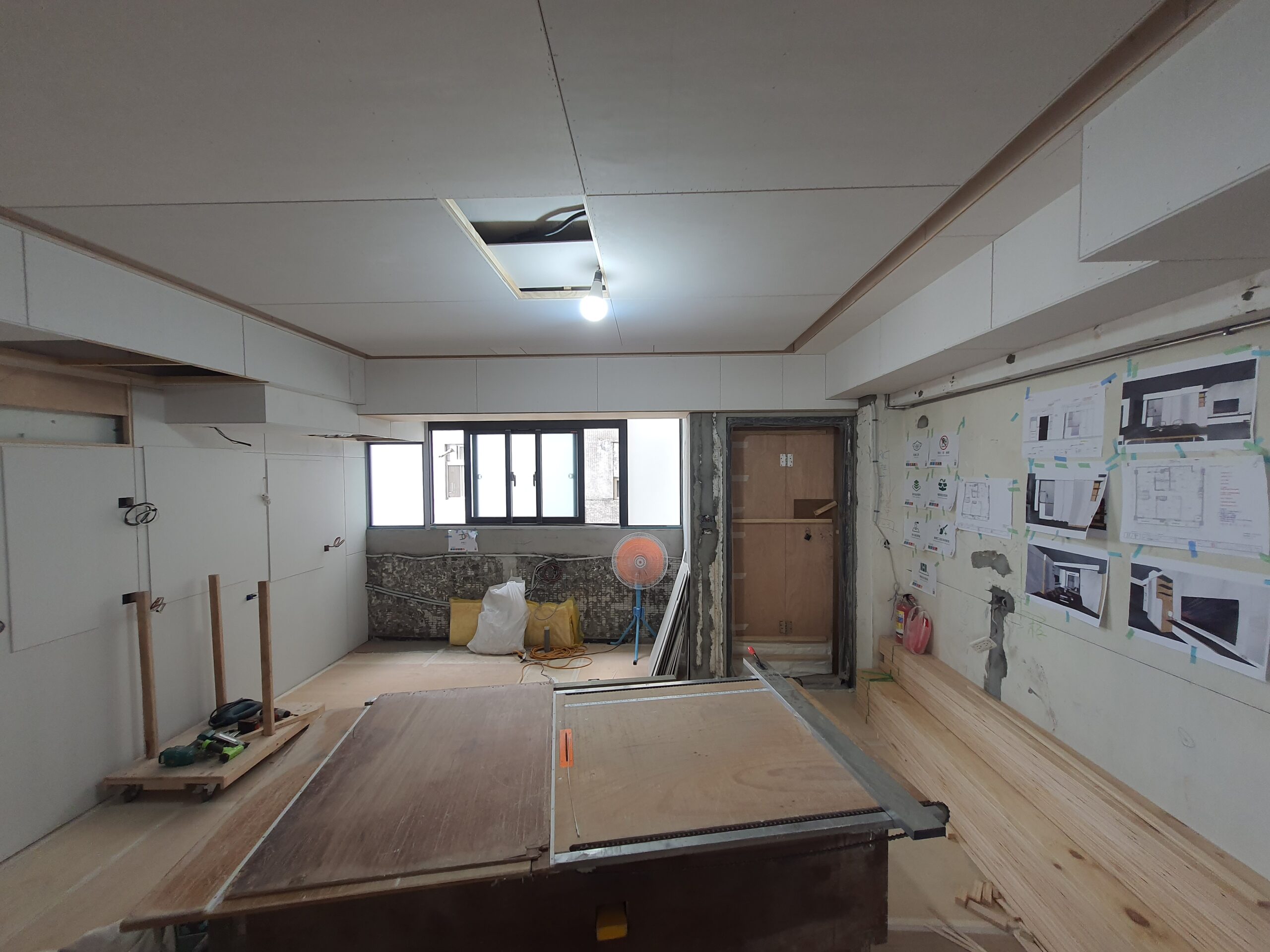 合格矽酸鈣板在安裝完成後「沒有已知健康危害」,但切割產生的粉塵可能對肺部造成不可逆的危害,因此施工過程中需注意做好防護、戴口罩
