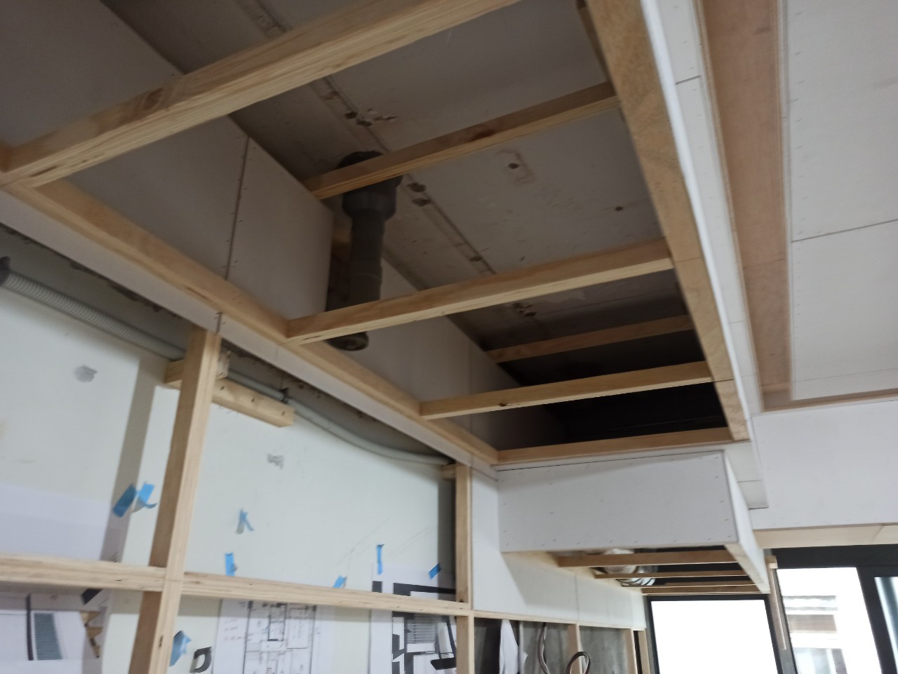 矽酸鈣板適用於防火包覆鋼梁/管道井、樓梯間與防火區劃、廚房與浴廁背牆、潮濕環境的天花與隔間