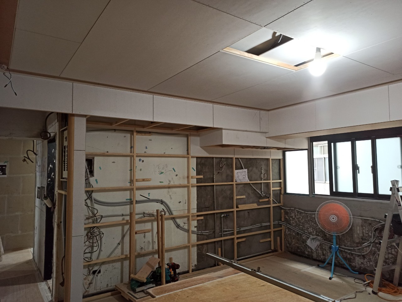 矽酸鈣板具有不燃、耐火性、抗潮、耐久、無甲醛、無石棉等優點;缺點是成本較高、相對脆、粉塵多、外露時需使用正確的防水/耐候塗層