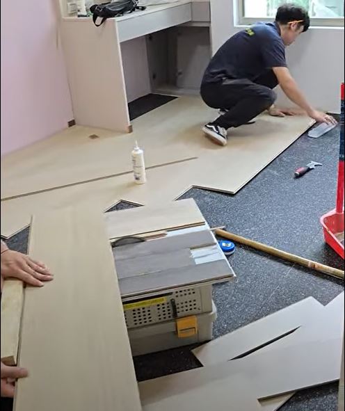 在原有地板上鋪設隔音墊與木地板,可以降低空間迴音與部分腳步聲,且施工快速,但隔音效果有限