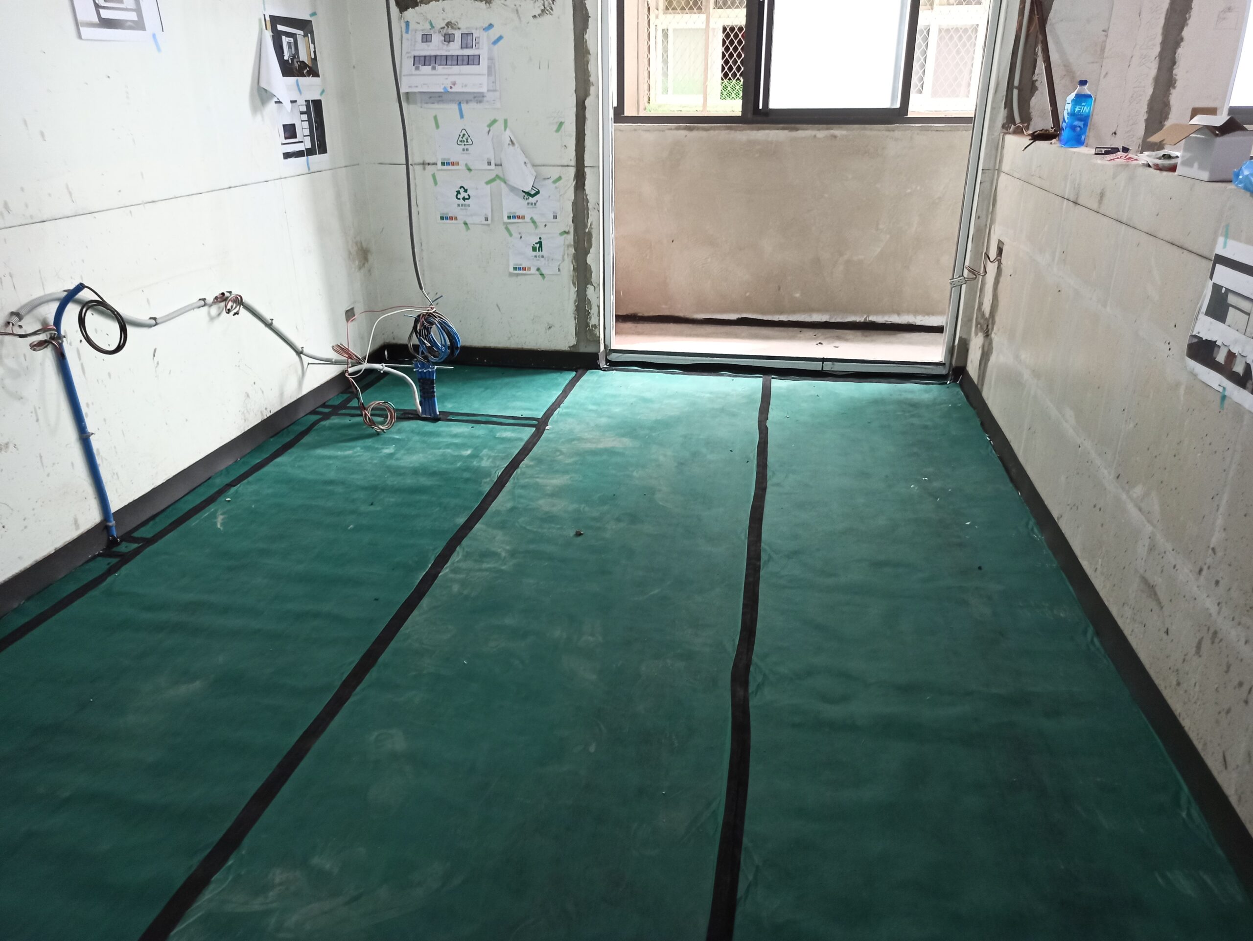 考量家中有幼童，為避免活動聲響影響樓下住戶，公領域地坪於施工前加設隔音墊，有效降低衝擊音。後續依序鋪設木紋磚及施工保護板，以提升居住品質與鄰里和諧。