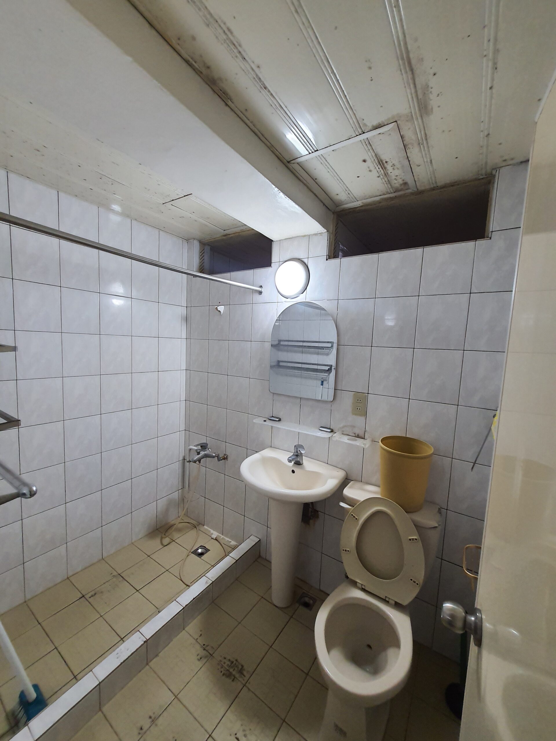 浴室則必須確保防水層施工確實到位，方能有效預防入住後出現滲漏及相關問題。