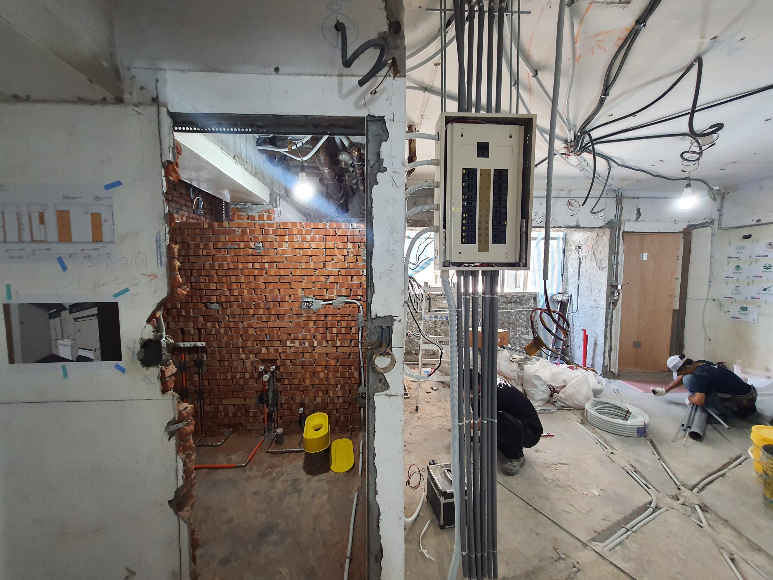 在老屋翻新工程中，全室水電線路更新屬於不可忽視的重要步驟，關係到後續居住的安全與品質。