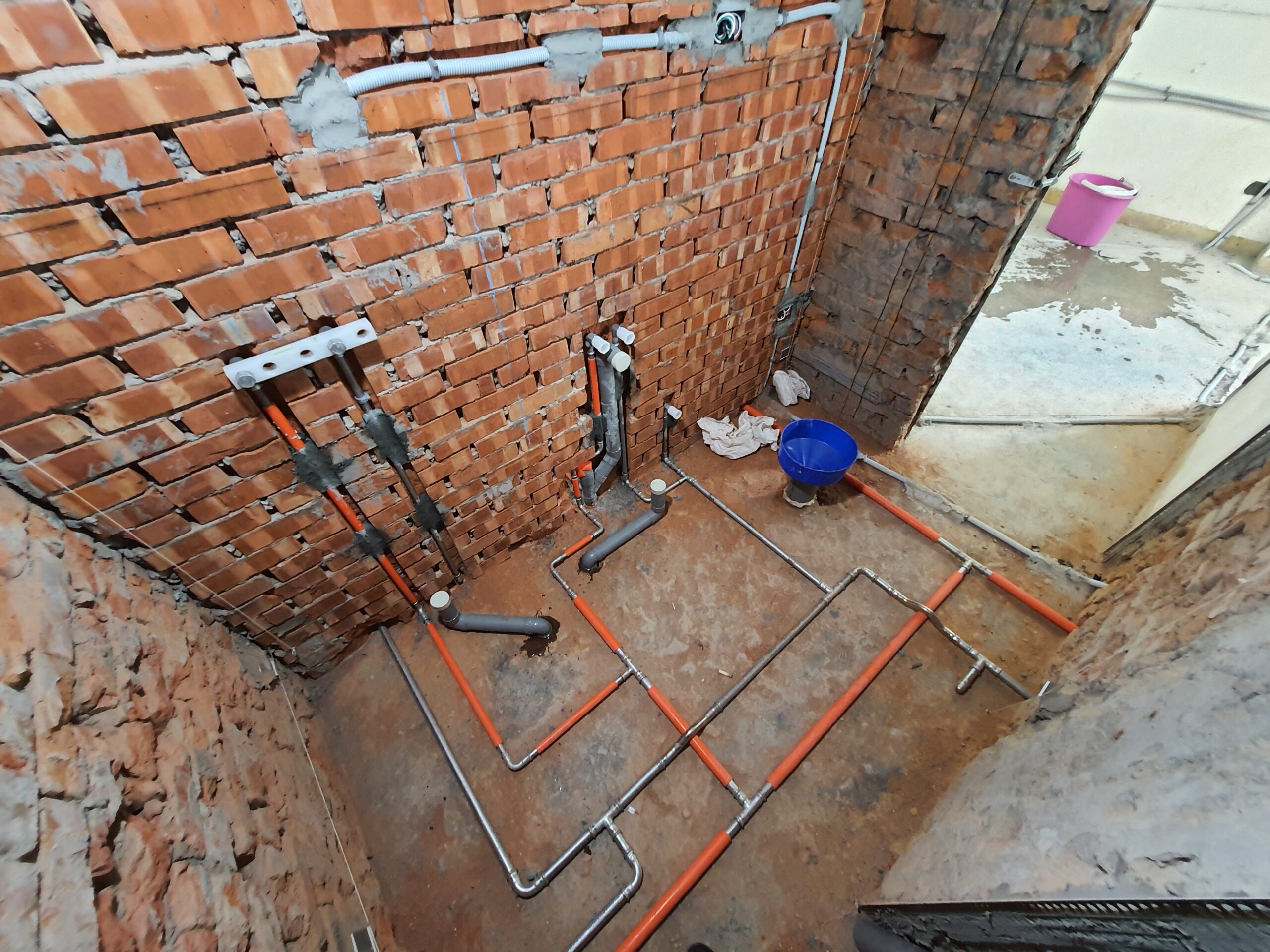 在老屋翻新工程中，全室水電線路更新屬於不可忽視的重要步驟，關係到後續居住的安全與品質。