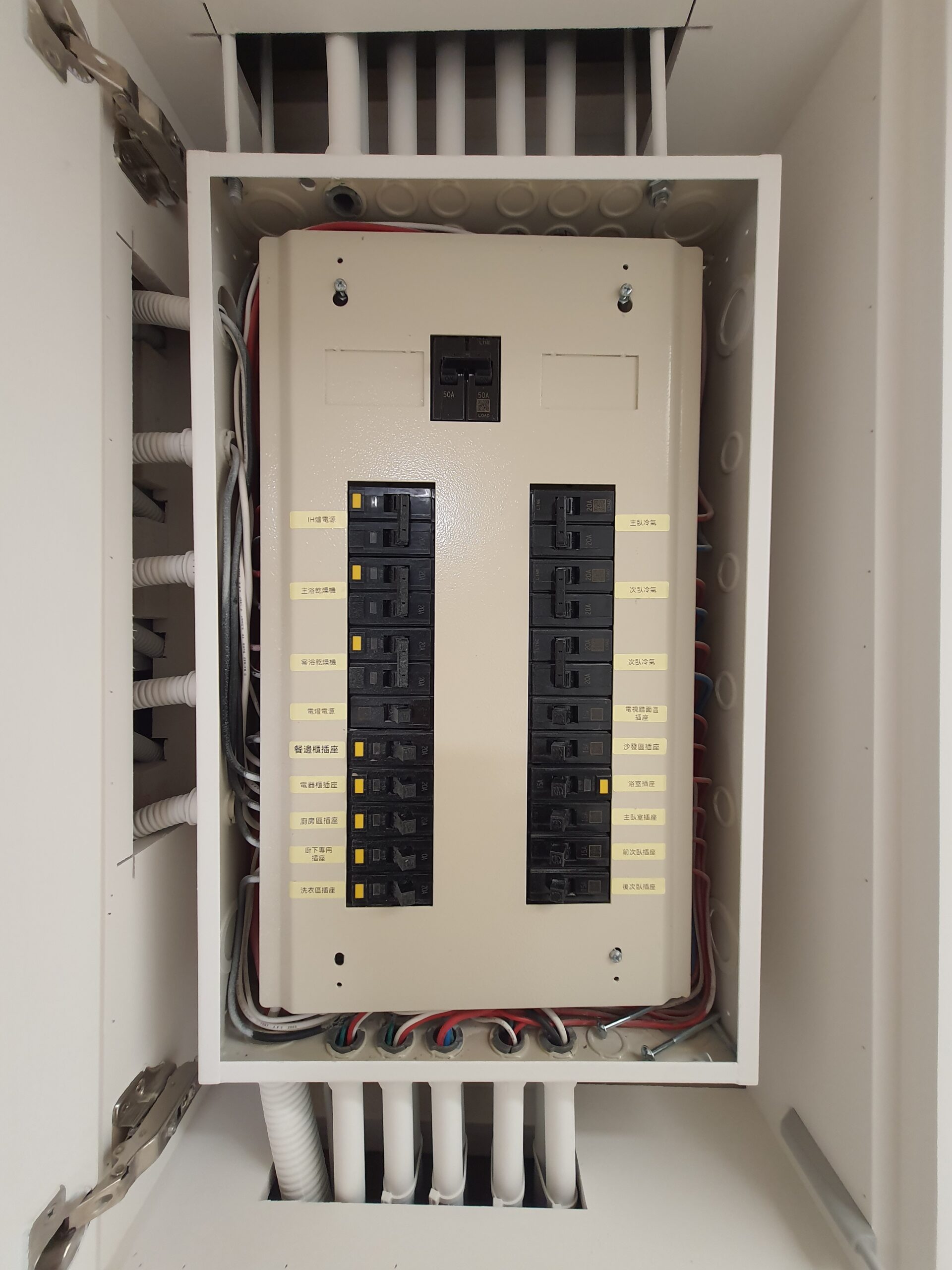 在老屋翻新工程中，全室水電線路更新屬於不可忽視的重要步驟，關係到後續居住的安全與品質。