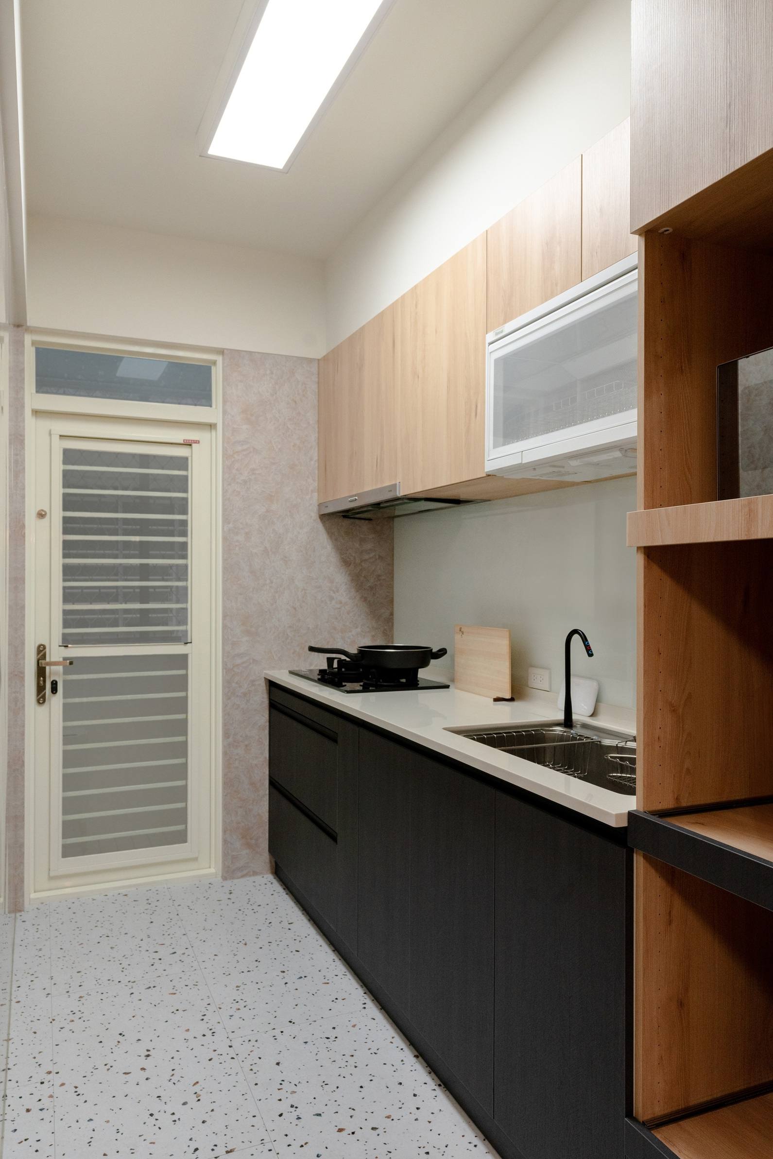 4000K（自然光）介於黃光與白光中間，清晰明亮。適合需要專注的區域，如廚房、書房、更衣室