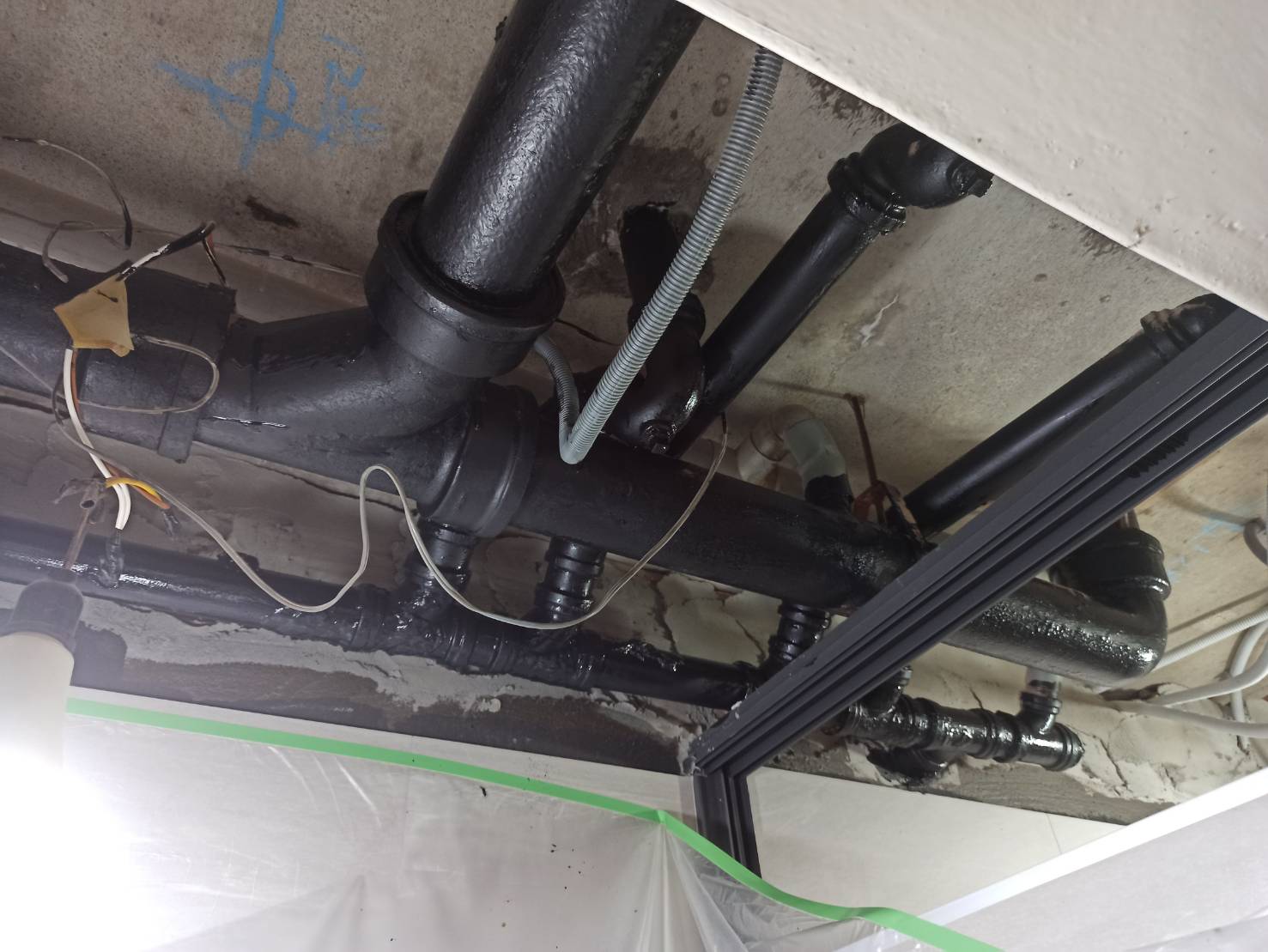 在老屋翻新工程中，全室水電線路更新屬於不可忽視的重要步驟，關係到後續居住的安全與品質。