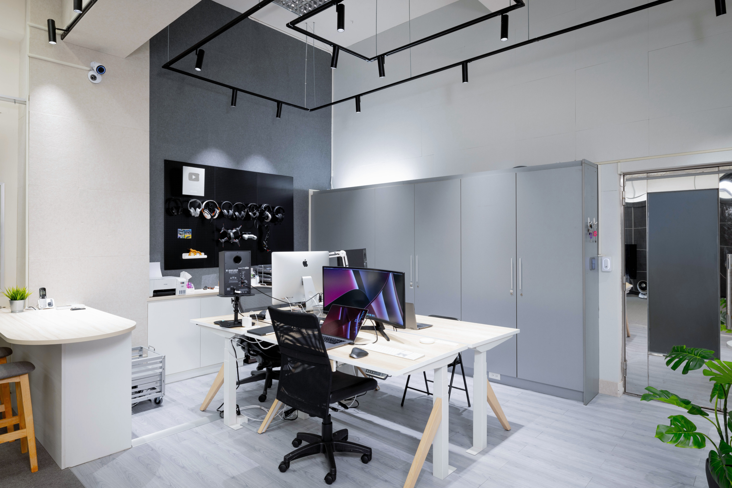 6000K（白光）給人精神抖擻的感覺，但也容易感到冷冽。通常建議用在辦公室或醫院，居家空間建議盡量少用，以免影響褪黑激素分泌，影響睡眠品質