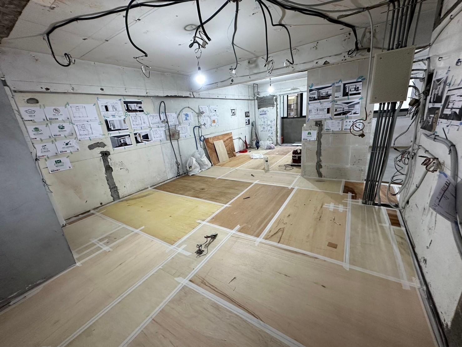 考量家中有幼童，為避免活動聲響影響樓下住戶，公領域地坪於施工前加設隔音墊，有效降低衝擊音。後續依序鋪設木紋磚及施工保護板，以提升居住品質與鄰里和諧。