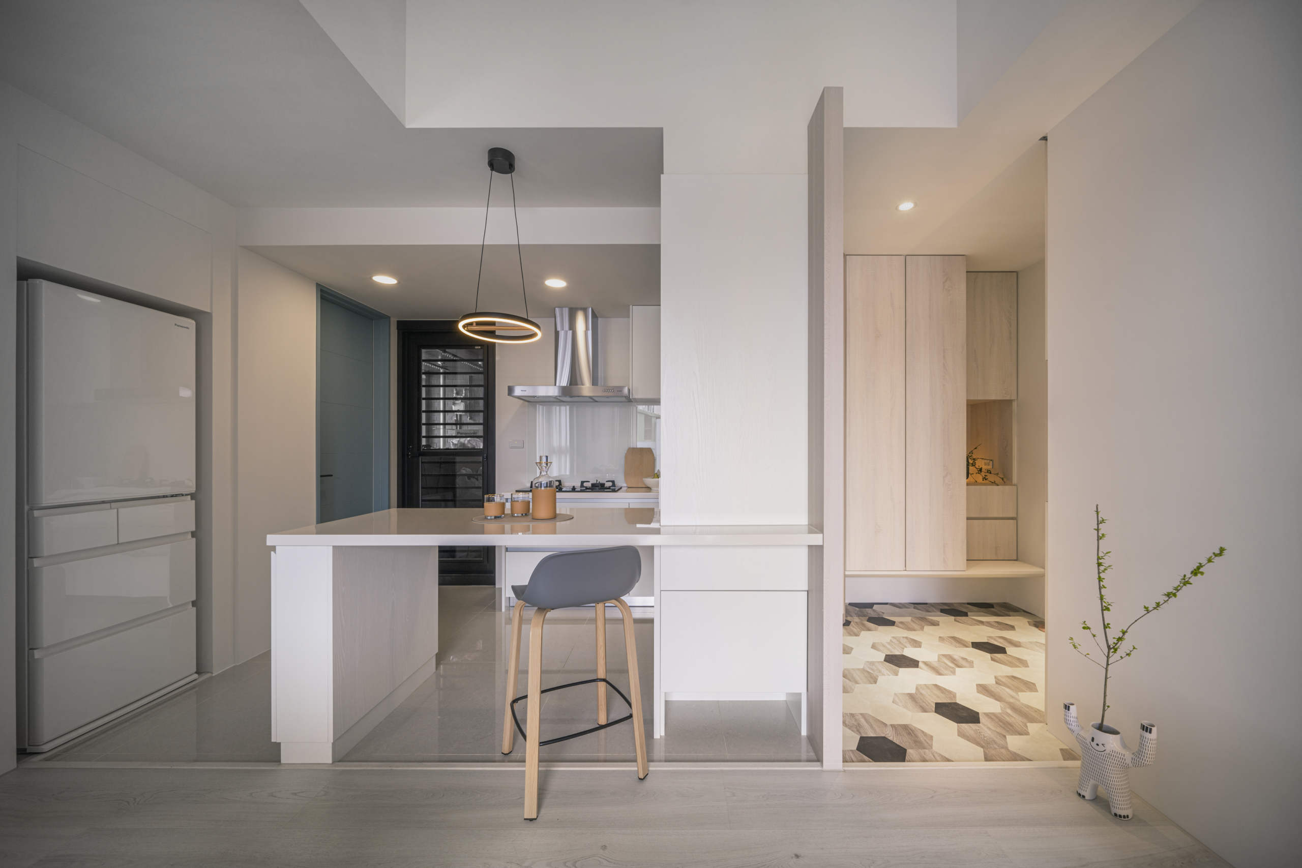 三層次照明氛圍基礎照明（環境光）、重點照明（機能光）與裝飾照明（氛圍光），讓空間更有層次感與立體感