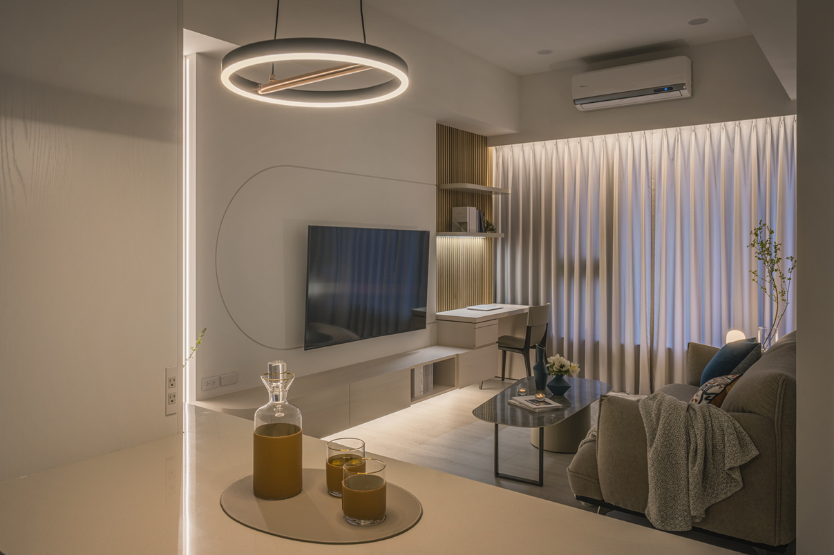 3000K（暖白光/黃光）最適合居家使用，特別是客廳、臥室、餐廳，給人溫暖放鬆的感覺