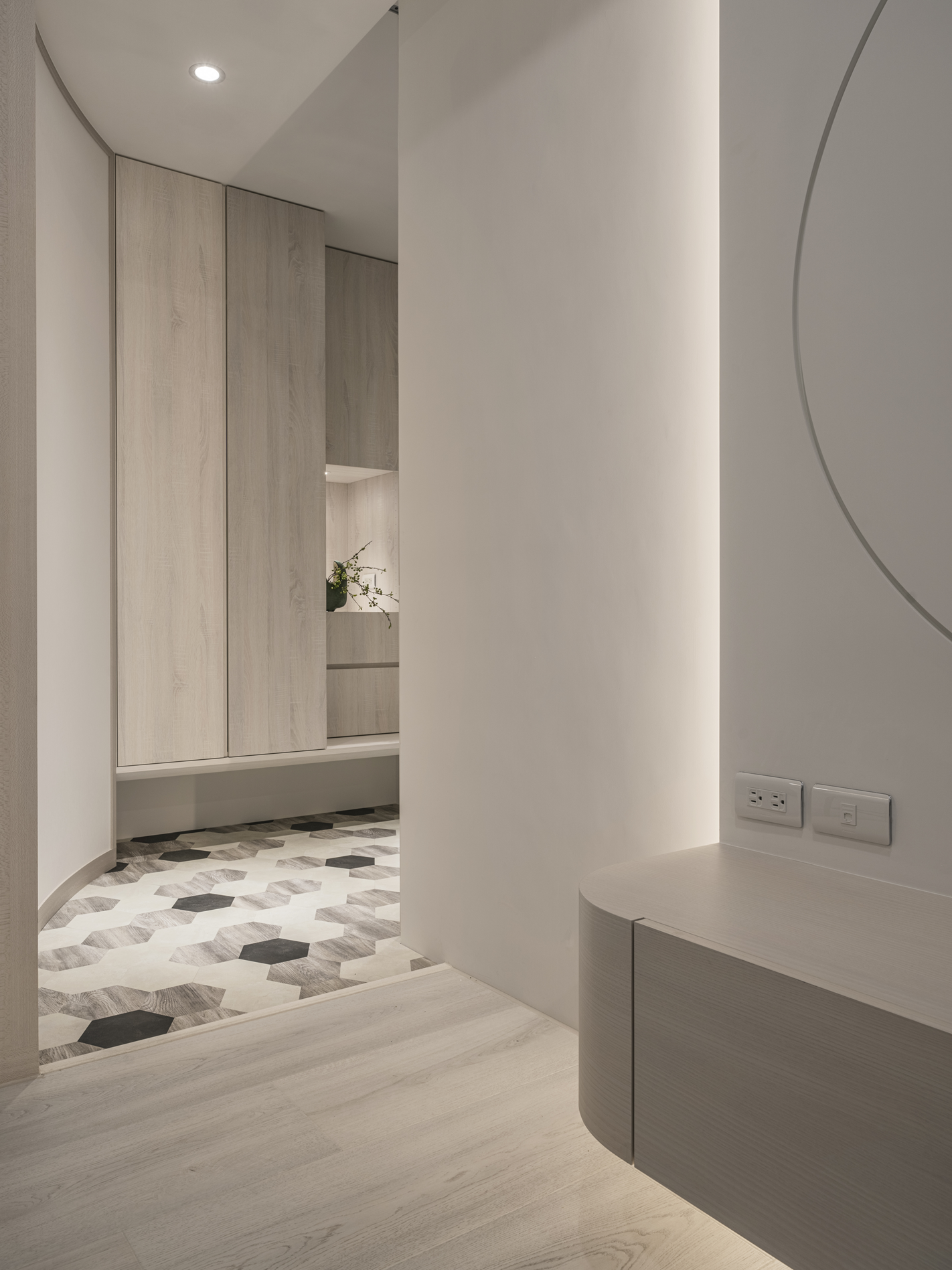 利用投射燈（如軌道燈、射燈）達到引導動線或聚焦畫面的效果