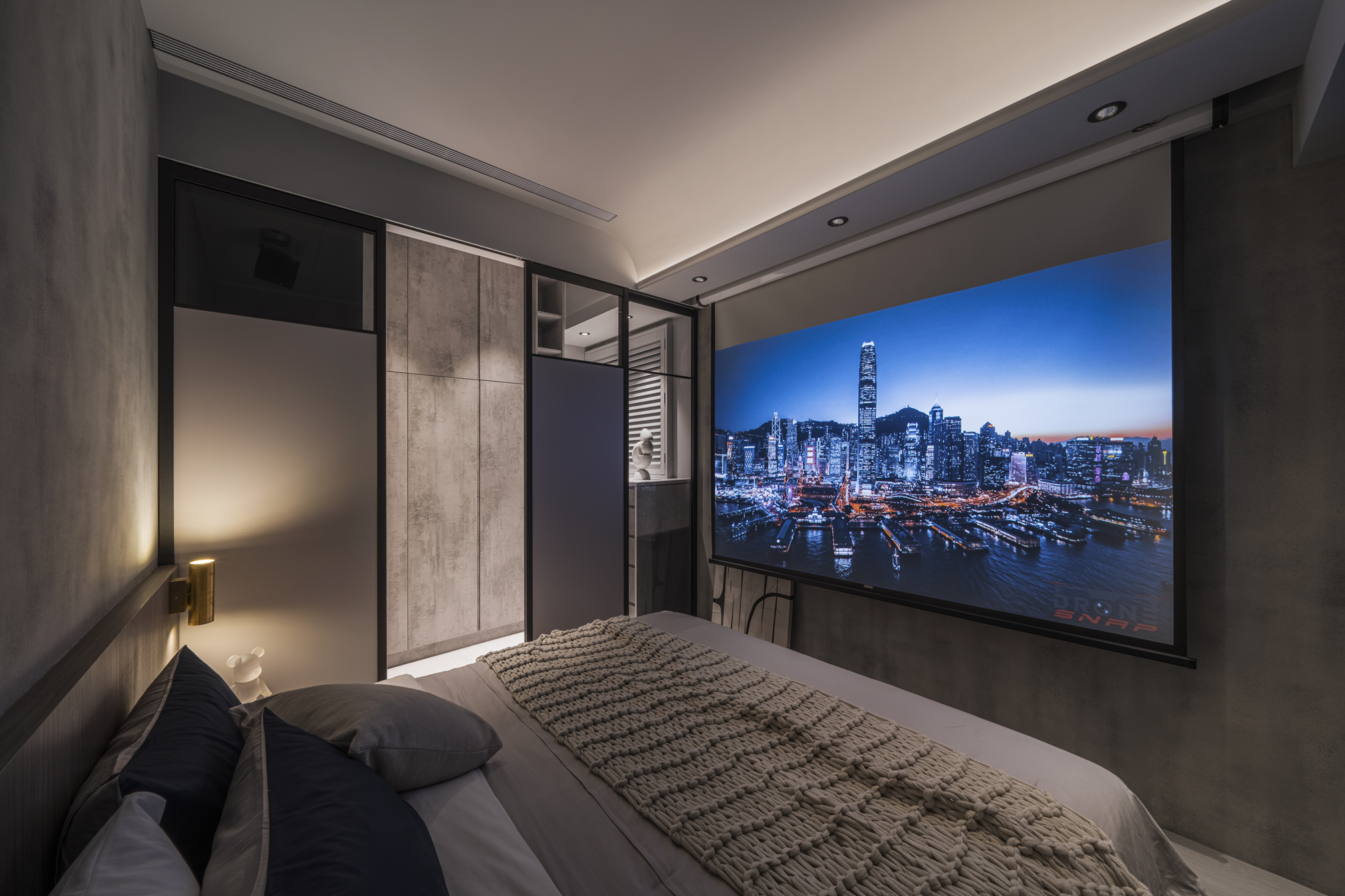 間接照明是利用燈光反射的方式照亮空間，讓光線柔和不刺眼，常見於天花板的燈槽