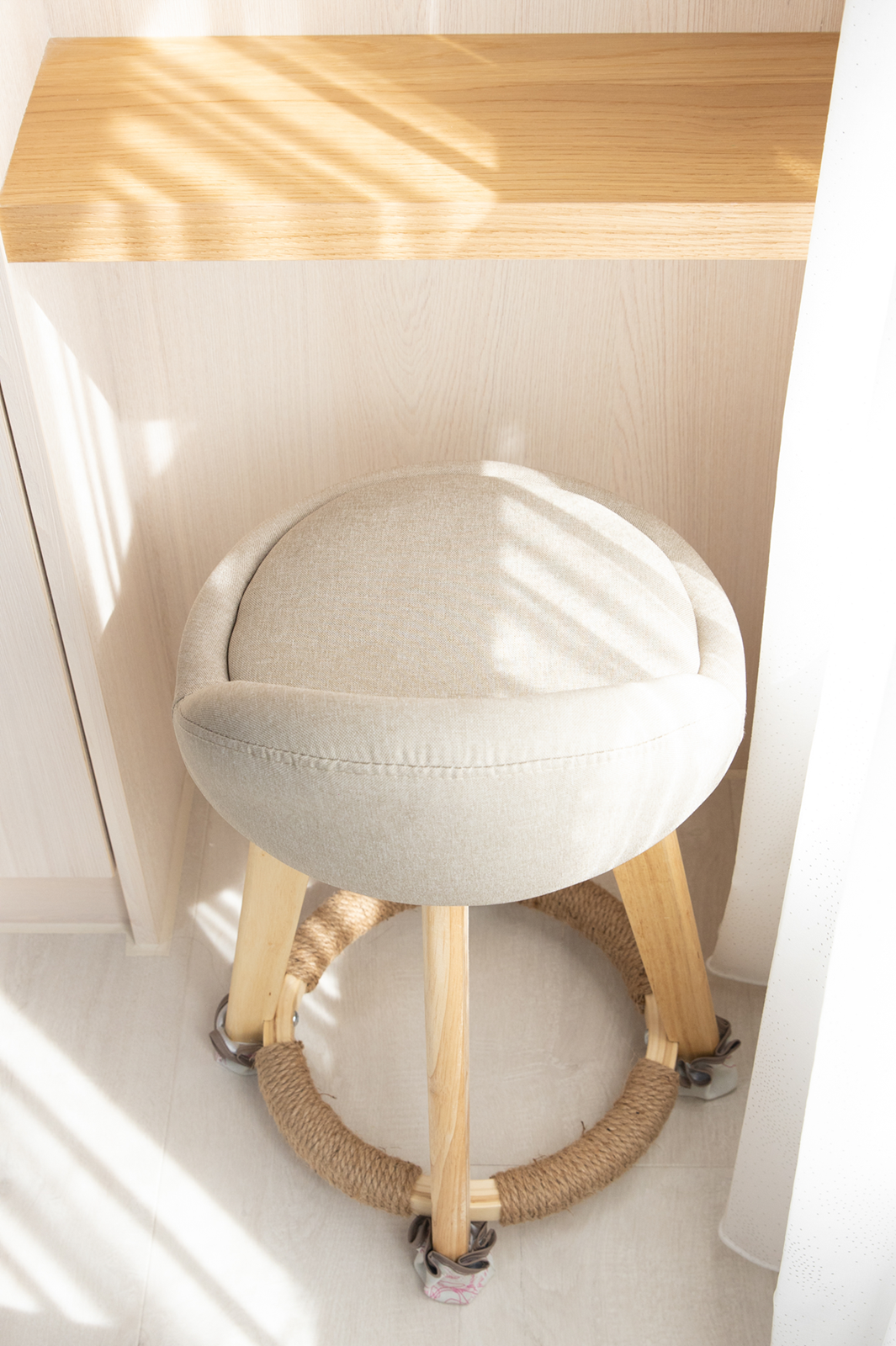 腿部空間: 這是最常被忽略的!桌下一定要預留 至少 45公分寬、60公分高 的容膝空間。不要為了收納把桌下塞滿櫃子,導致坐下時腳沒地方放,只能側坐或腳開開,非常不舒服。