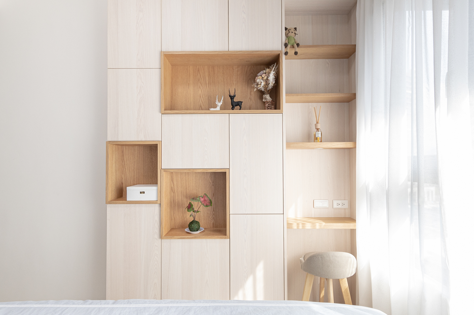 專屬迴路/位置： 建議在梳妝台桌面側邊或抽屜內預留至少 2組三孔插座。