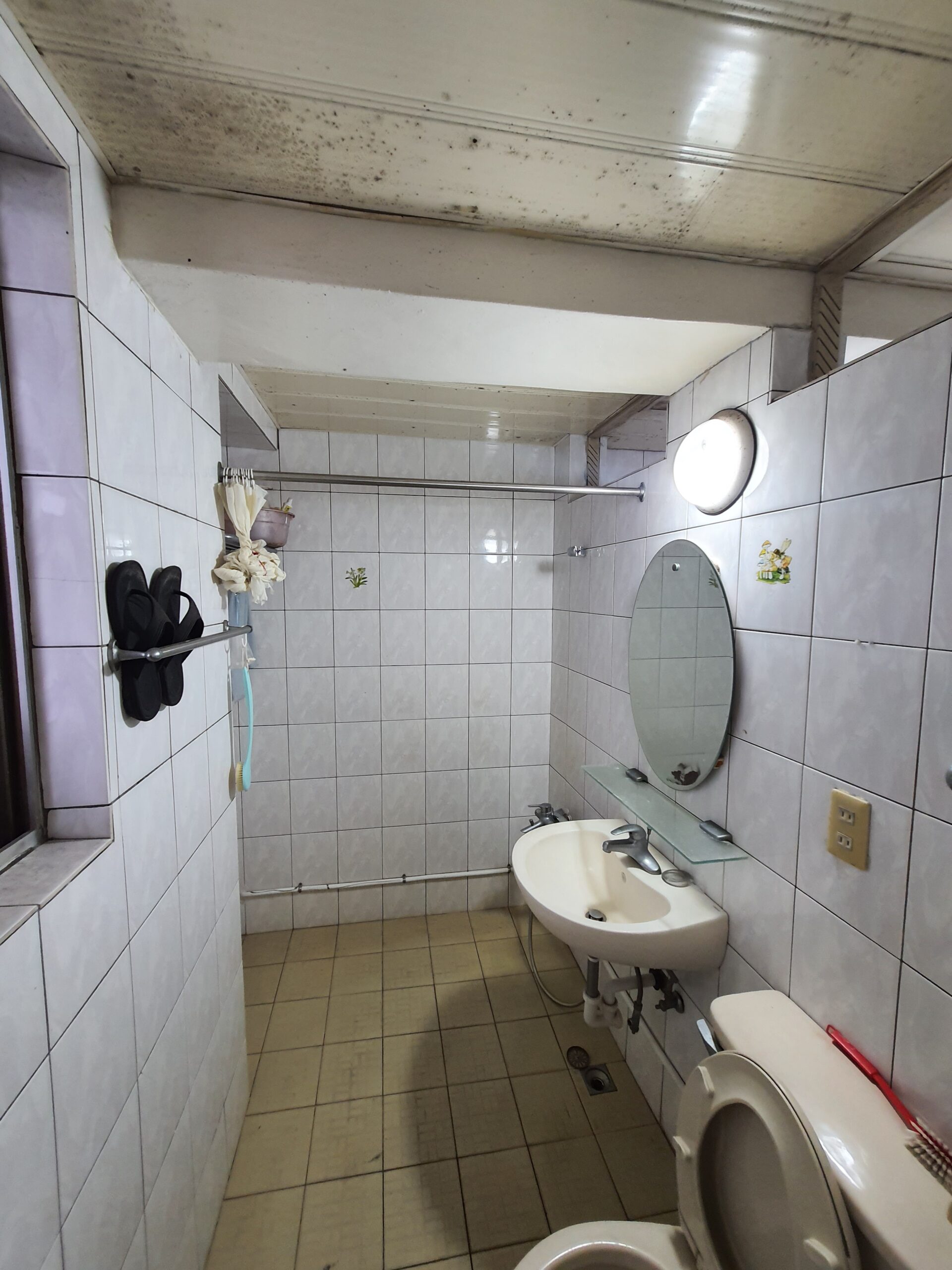 浴室則必須確保防水層施工確實到位，方能有效預防入住後出現滲漏及相關問題。