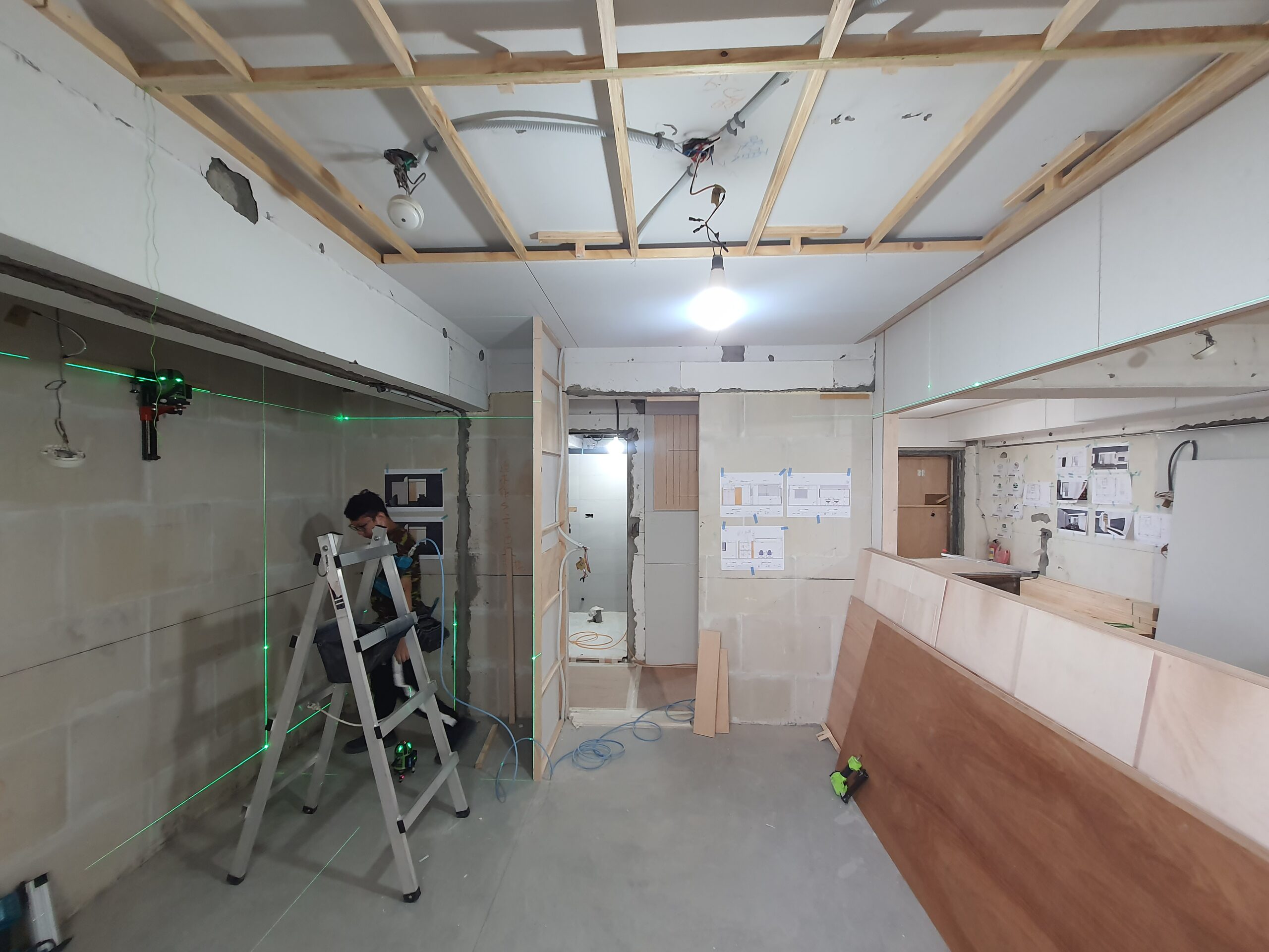 石膏磚是一種現代室內隔間的輕質建材，因其綜合性能優異，成為許多室內裝修和老屋翻新的常見選擇。