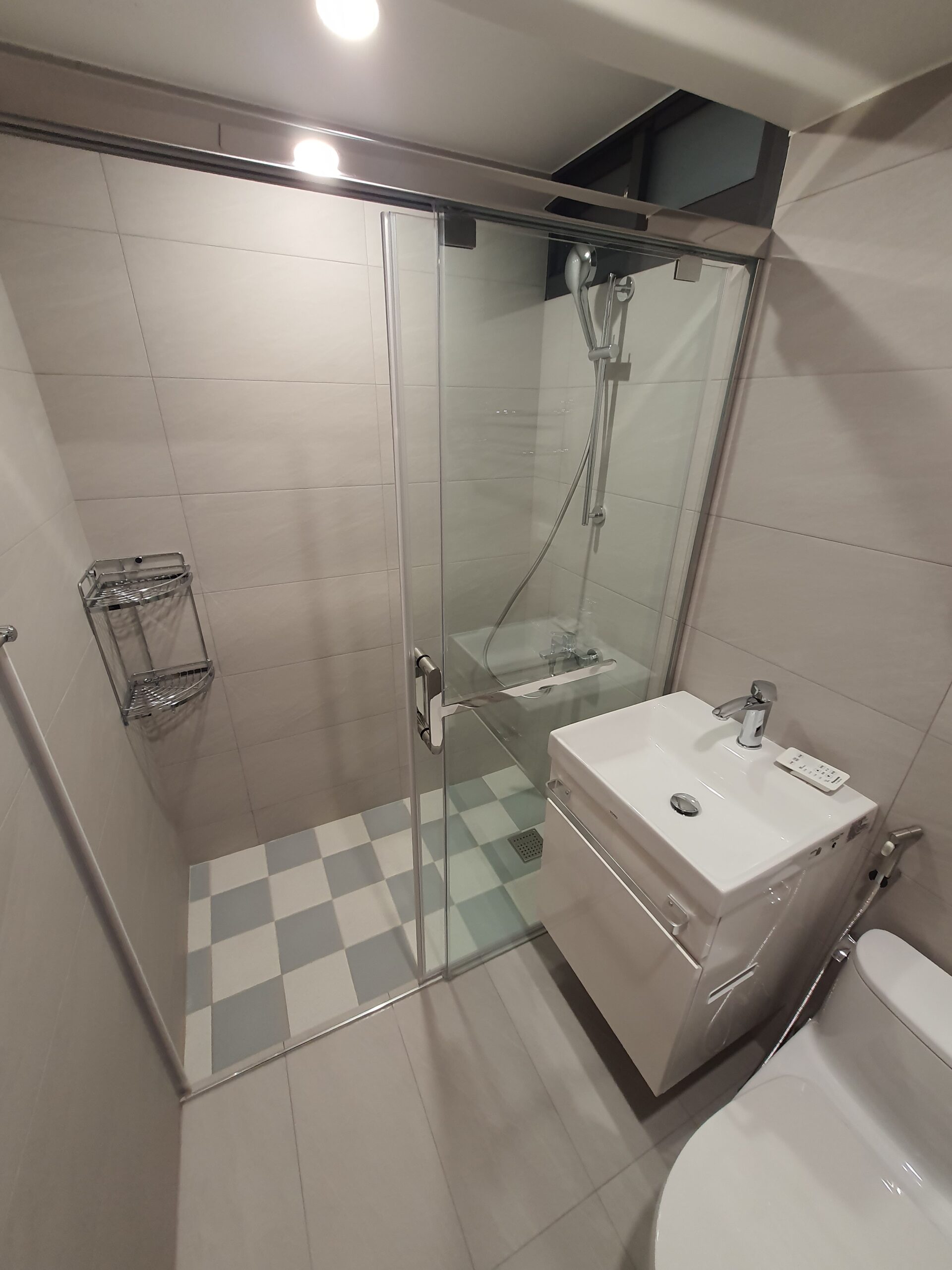 浴室則必須確保防水層施工確實到位，方能有效預防入住後出現滲漏及相關問題。