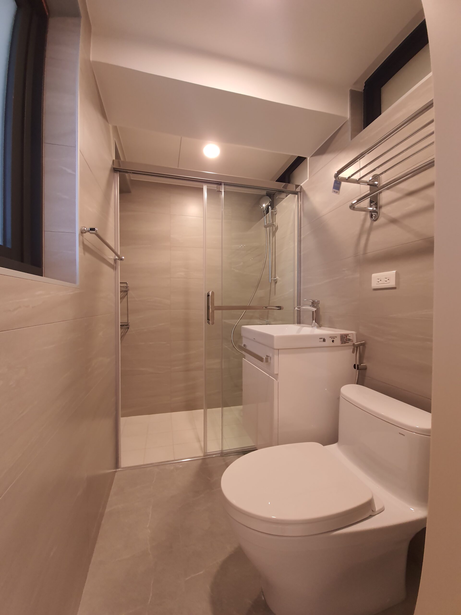 浴室則必須確保防水層施工確實到位，方能有效預防入住後出現滲漏及相關問題。