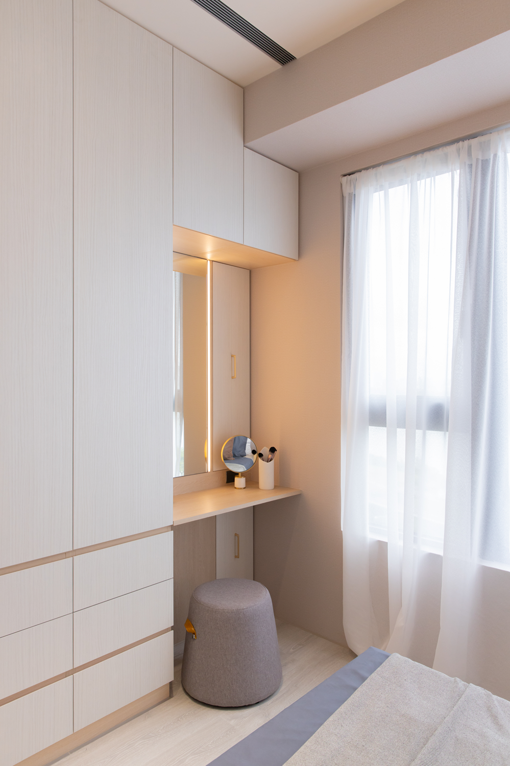 高度: 梳妝台高度一般約在 70-75公分,這是一般椅子坐下後最舒適的高度。