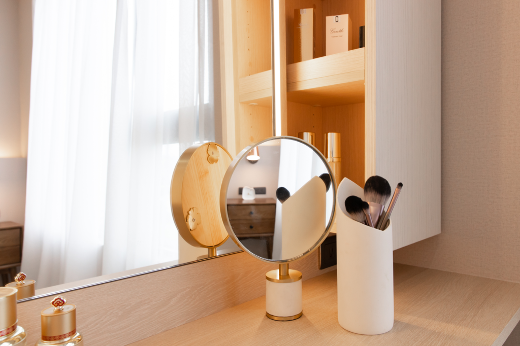 側邊高櫃/深抽屜: 化妝水、乳液等較高的瓶罐,建議收納在側邊的拉籃或直立櫃中。