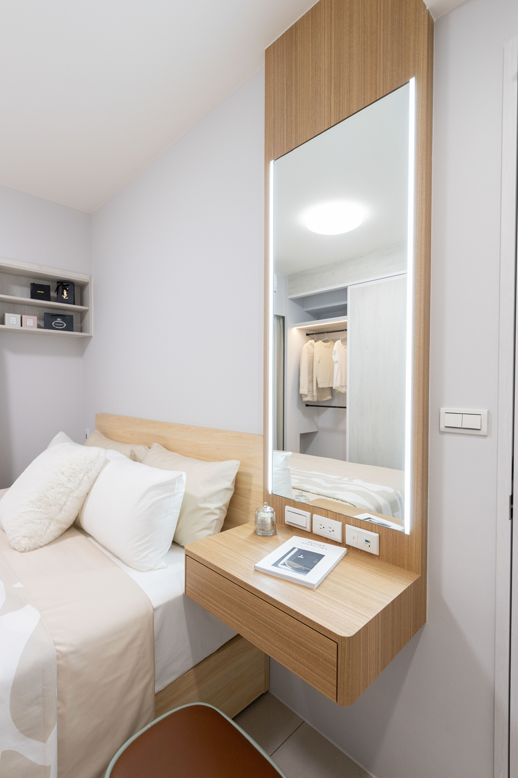 6000K(白光): 太死白,容易覺得氣色不好而拼命補腮紅。