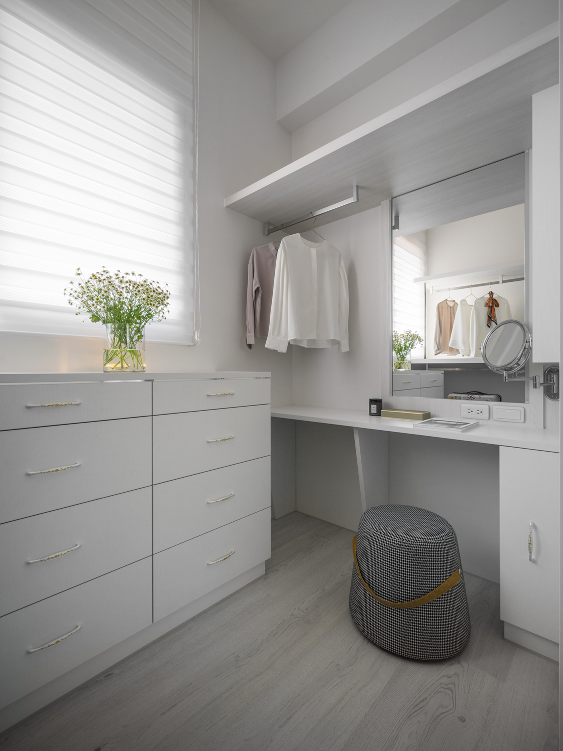 建議 40-50公分。太淺放不下保養品,太深則鏡子離臉太遠,畫眼線時身體還要前傾,非常吃力。