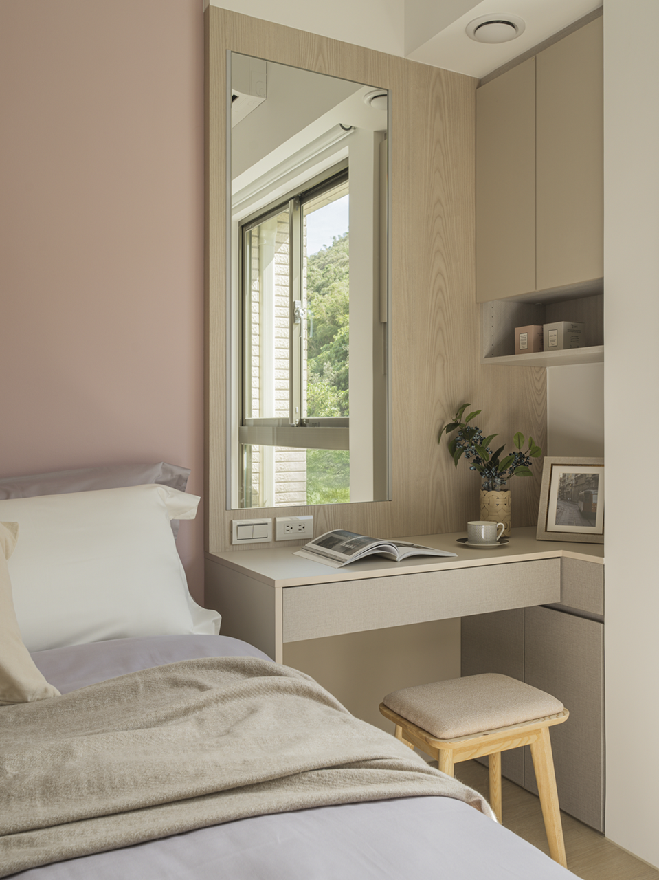 電器考量: 吹風機、電棒捲、導入儀都需要插電,甚至現在流行的「美容小冰箱」也需要電力。如果妳有在梳妝台滑手機追劇的習慣,別忘了留一個 USB 插孔!