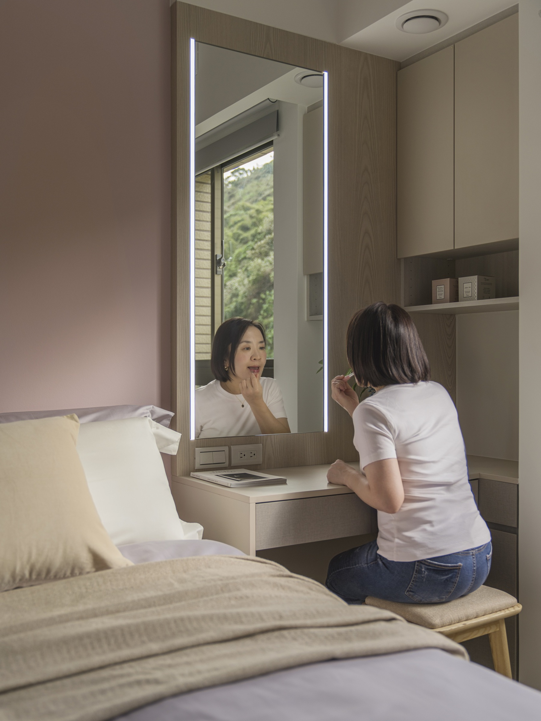 作為室內設計師,我常跟業主說:「梳妝台不只是一張桌子,它是儀式感的起點。」一個好的梳妝台設計,必須兼顧人體工學、精準照明、強大收納以及健康無毒。今天就來拆解設計師私藏的 5 大梳妝台設計心法!