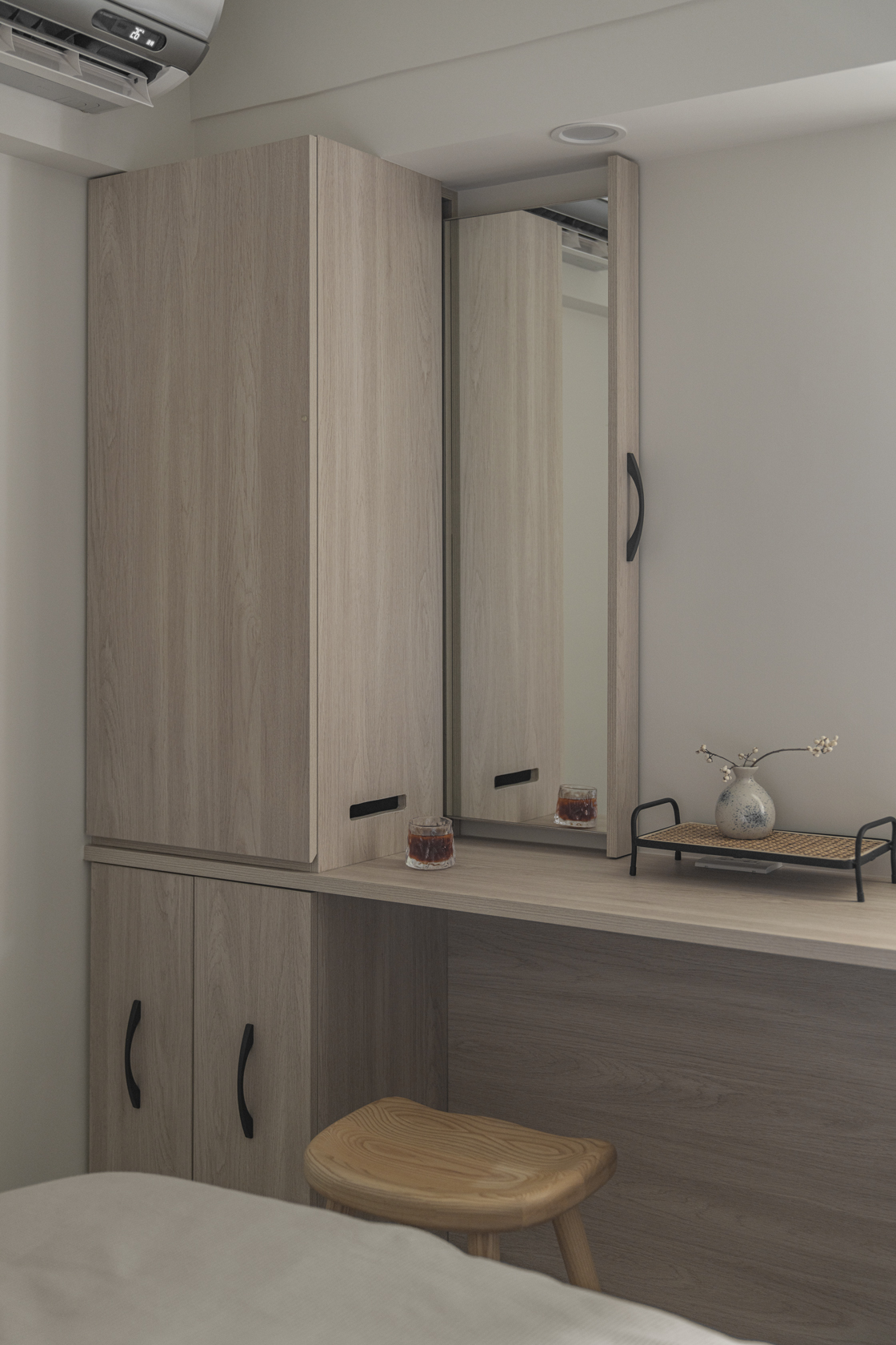 選用綠建材: 訂製梳妝台時,務必要求設計師使用 F1等級 或 E0等級 的低甲醛板材,或是通過綠建材標章認證的系統櫃板材。