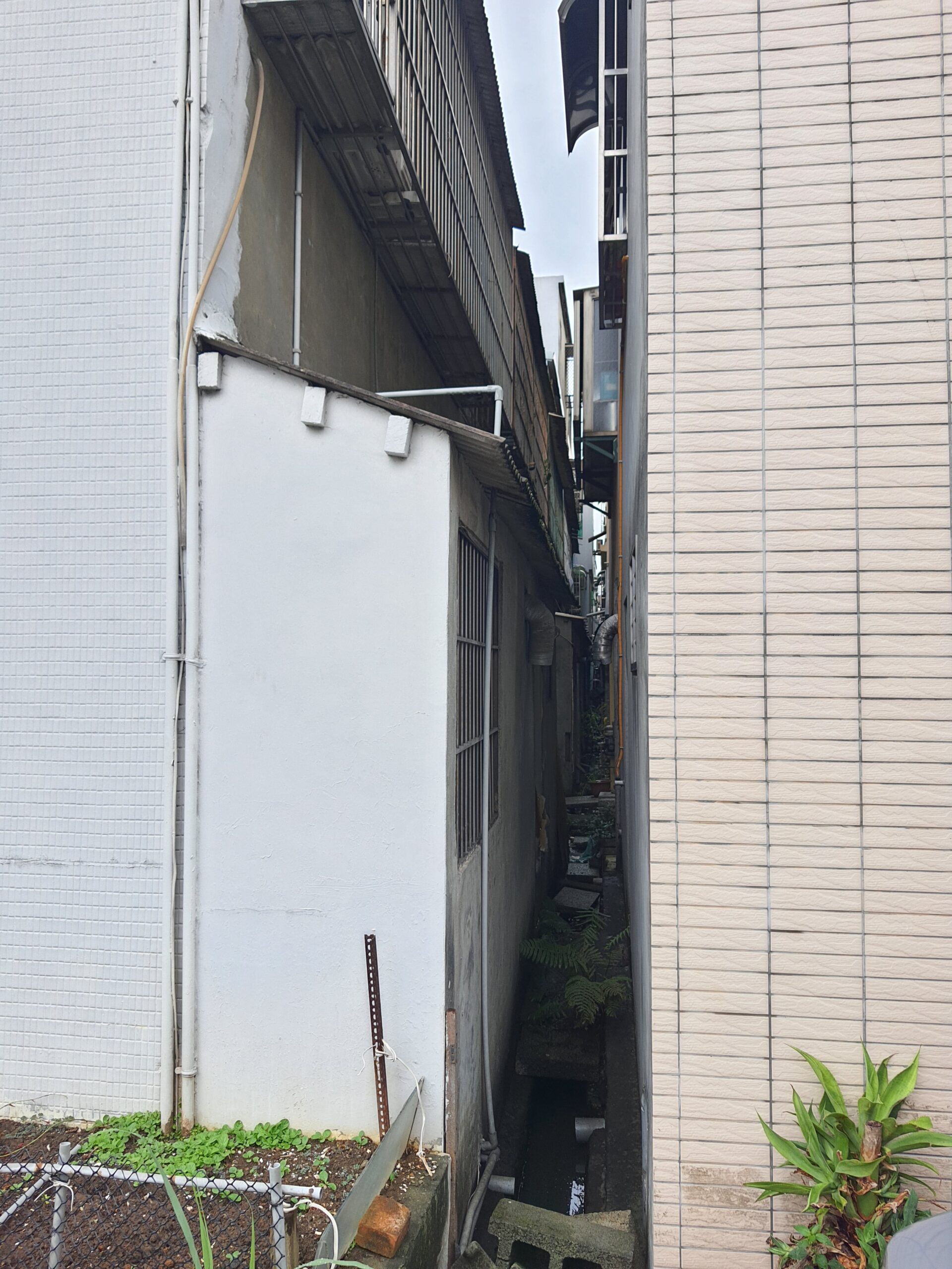 一般的住宅頂樓加蓋、陽台外推、法定空地增建等，絕大多數都屬於「實質違建」，無法申請就地合法