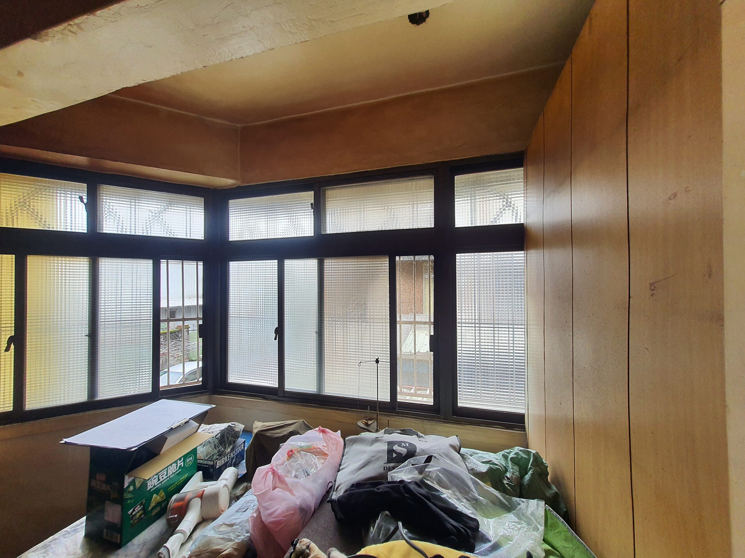 由於法規規範，若屋主想處理桃園既存違建漏水、壁癌或老舊破損問題，重點是要先確認是否屬於舊違章建築、修繕範圍是否合規，以及是否已取得許可