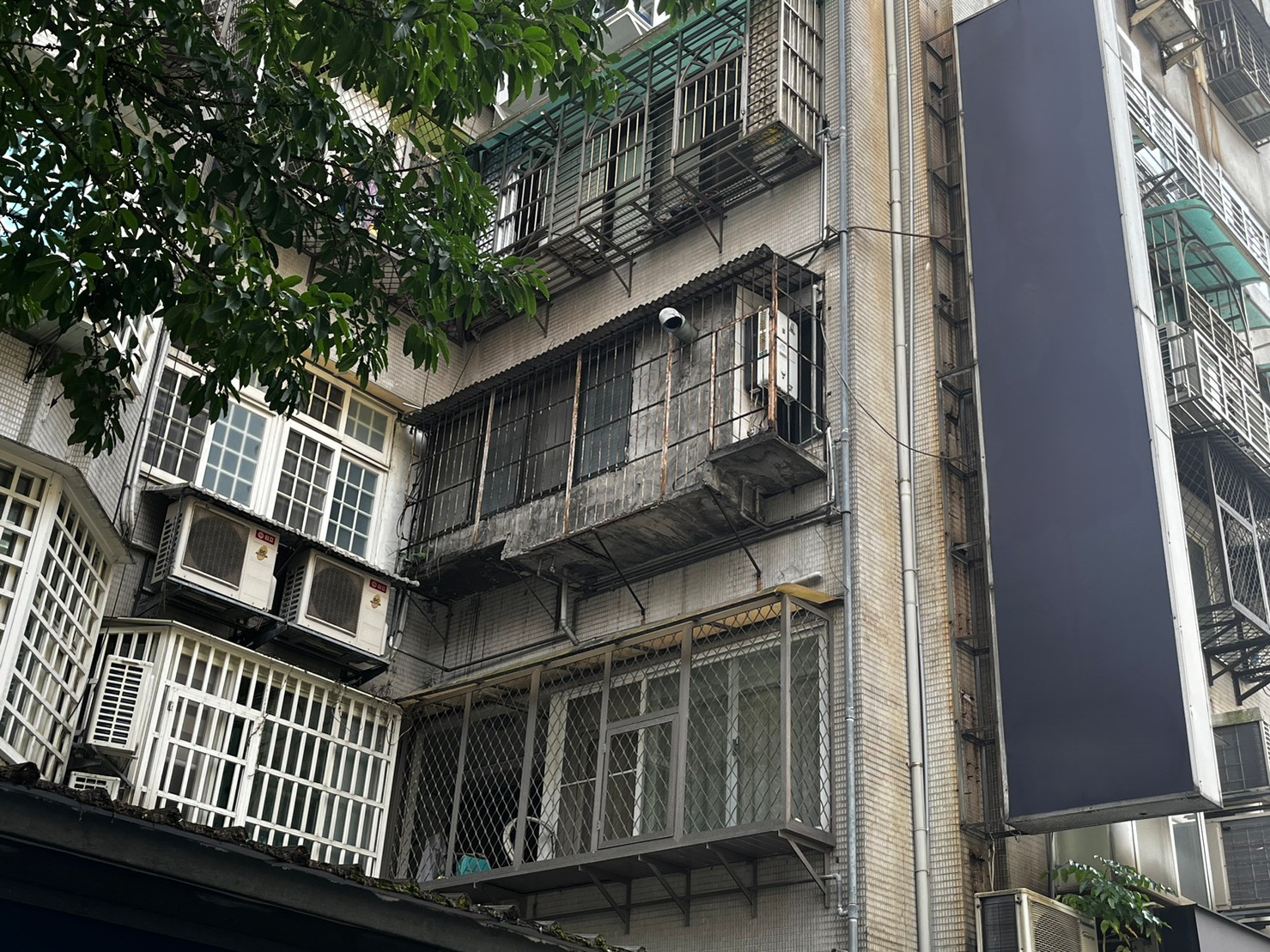 桃園違建就地合法並不是時間久了就自動合法，違建能否補辦程序，通常要先判斷它屬於程序違建還是實質違建